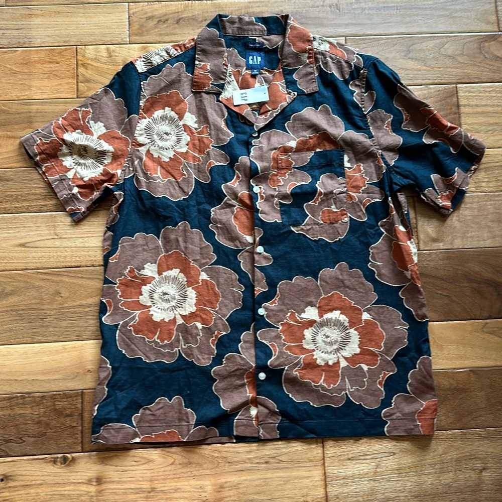 NWT GAP linen cotton Hawaiian style shirt.